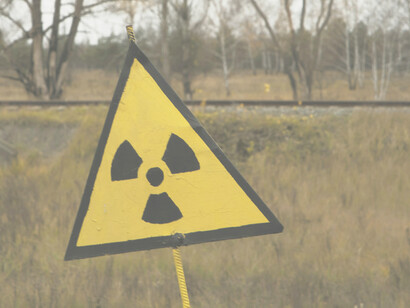 Cartello indica la presenza di scorie nucleari. Scopri come l'Italia sta affrontando la gestione delle scorie nucleari dopo la chiusura delle centrali e le difficoltà nel trovare siti di stoccaggio sicuri