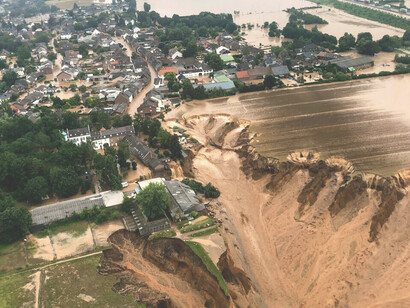 In the community of Schuld and the city of Sinzig alone, at least 28 people died. The disaster was declared in the city of Hof and in the district of Hof (Bavaria) and in the district of Vulkaneifel (Rhineland-Palatinate)