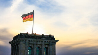Atardecer sobre el tejado del edificio Reichstag, Berlín, Alemania