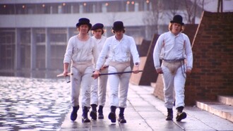 Alex insieme ai suoi drughi in una scena del film "Arancia meccanica" (A Clockwork Orange), del 1971, sceneggiato, diretto e prodotto da Stanley Kubrick