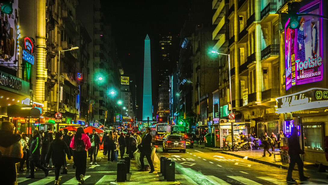 La famosa Calle Corrientes por la noche, Buenos Aires, Argentina