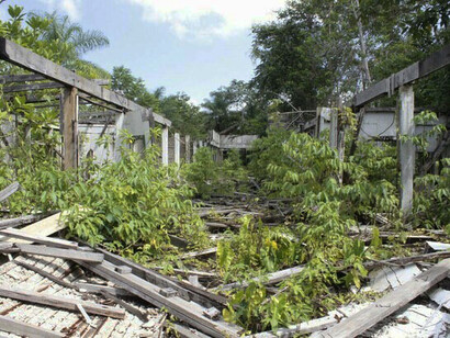 Fordlândia. Hospital y almacén completamente desmantelado luego de que las personas robaran todo su contenido y almacén