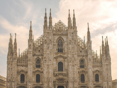 Plaza de la Catedral del Duomo ubicada en Milán, Italia