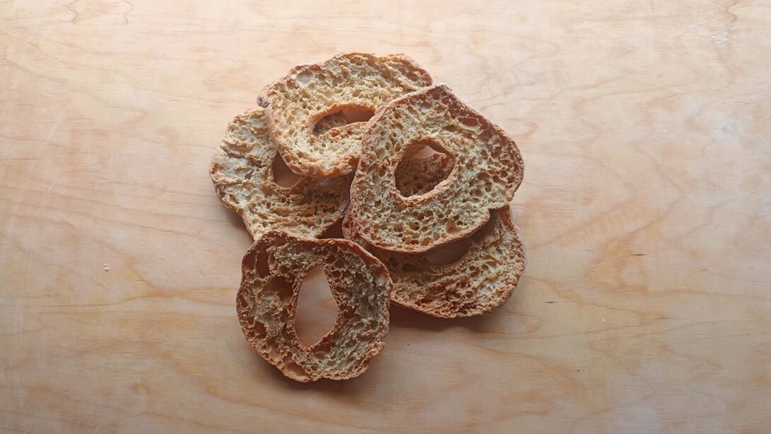 Le friselle, un tipico pane secco della tradizione italiana, sono un alimento base nella dieta mediterranea grazie alla loro semplicità e versatilità