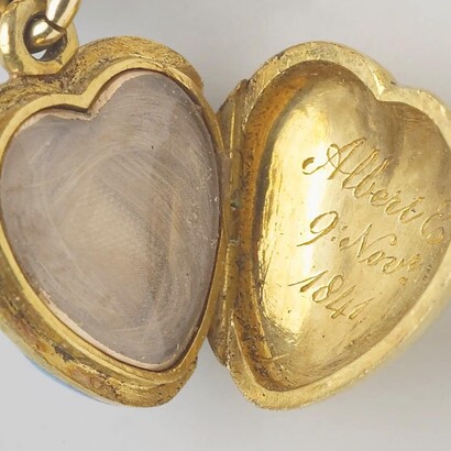 Interior de uno de los relicarios del brazalete de la reina Victoria