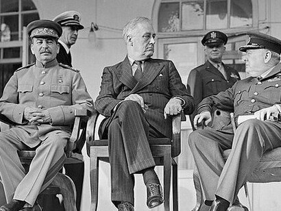 Joseph Stalin, Franklin D. Roosevelt e Winston Churchill sulla veranda della delegazione Sovietica in Teheran, durante la prima conferenza dei "Big Three", Novembre 1943