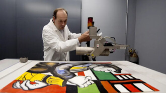 Analyse d’une oeuvre devant être de Fernand Léger, par le laboratoire Fine Arts Expert Institute à Genève. Aujourd’hui, les experts estiment que 50 % des tableaux circulant sur le marché sont des faux, qu’en sera-t-il quand toutes ces œuvres seront passés au crible par l’IA