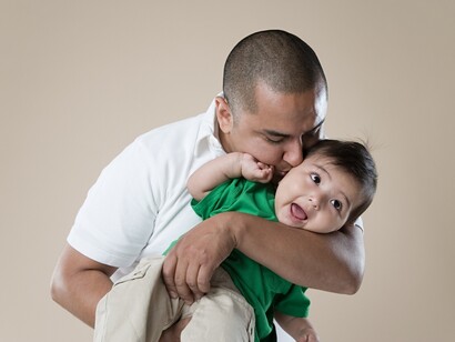 Un padre con su bebé