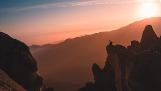 Desde senderos llenos de historia hasta cielos ideales para la observación astronómica, Marcahuasi, Perú, es un paraíso para exploradores y soñadores