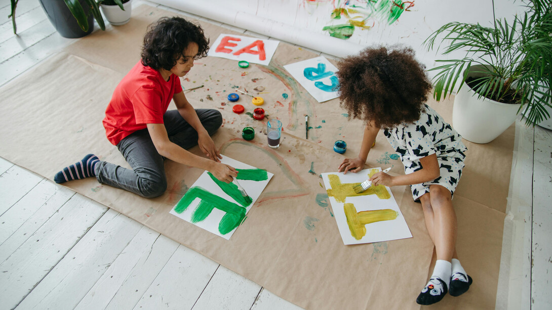 A brincadeira é fundamental em todas as etapas da educação, promovendo um aprendizado mais significativo e engajador. É crucial repensar as práticas escolares para incluir o lúdico, melhorando o bem-estar e a motivação de alunos e professores
