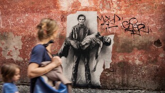 Pier Paolo Pasolini è stato uno degli intellettuali più lucidi, scomodi e profetici del Novecento italiano. In copertina una serigrafia ritrae Pier Paolo Pasolini, incollata a Roma da Ernest Pignon-Ernest nel 2015