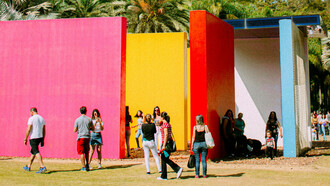 Visitantes olham paredes coloridas no jardim botânico do museu de arte contemporânea Inhotim, em Minas Gerais, Brasil
