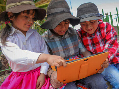 Alunos de uma escola rural brincam no tablet durante intervalo, mas se esquecem da máscara
