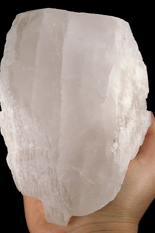 Petalita é um mineral de silicato de lítio com fórmula química LiAlSi4O10. Conhecida por sua estrutura cristalina única e cor clara, é usada em joias e peças decorativas