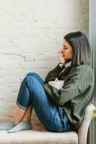 Mujer sentada pensando sobre sus problemas y tratando de enfrentarlos