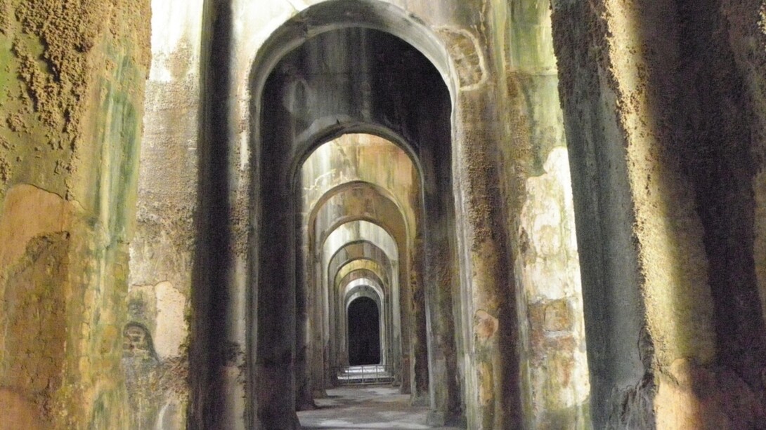 La Piscina Mirabilis è un'antica cisterna romana, la più grande d'Europa, situata a Bacoli, vicino Napoli, utilizzata per l'approvvigionamento idrico della flotta romana di Miseno. Bacoli (NA), Italia