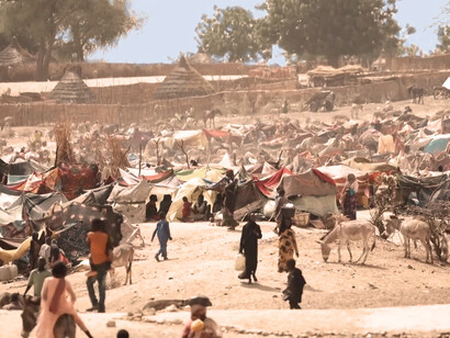 Une capture d'écran de l'article de VOA intitulé 'Le nombre de réfugiés ayant fui le Soudan pour le Tchad a doublé en une semaine'. Il s'agit d'un camp de réfugiés au Tchad, 16 mai 2023. Photo par Henry Wilkins
