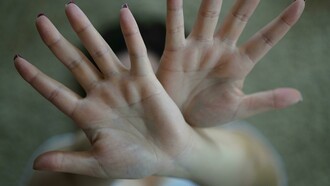 Indivíduos com DSR costumam apresentar uma rigidez cognitiva que os impede de explorar outras interpretações possíveis para o comportamento das pessoas ao seu redor. Assim, qualquer atitude é rapidamente filtrada pela lente da rejeição, levando-os a concluir, quase de forma automática, que a intenção por trás da ação confirma aquilo que já temem ou acreditam. O medo de rejeição ou crítica, em pessoas com DSR, pode ser tão intenso que ativa respostas emocionais e comportamentais defensivas. Para se proteger de uma possível dor, elas evitam ou sabotam, ainda que de forma inconsciente, relacionamentos românticos, novos projetos de trabalho e até mesmo vínculos de amizade — afastando exatamente aquilo que desejam preservar
