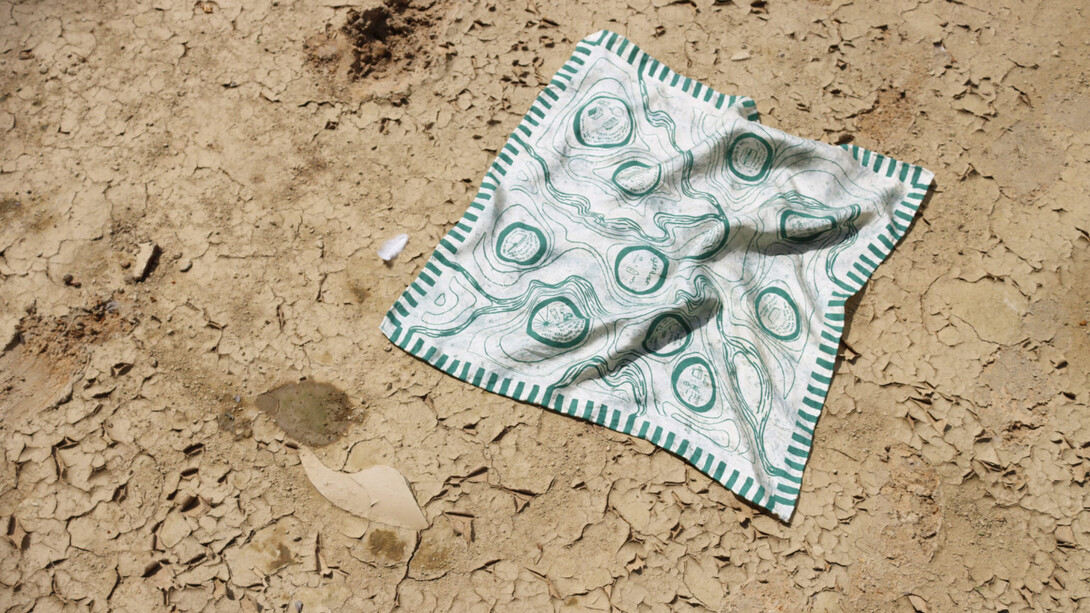 Alice Watel, Climate change instruction scarves, how to find and collect water, 2021. Mit freundlicher Genehmigung des Mudac