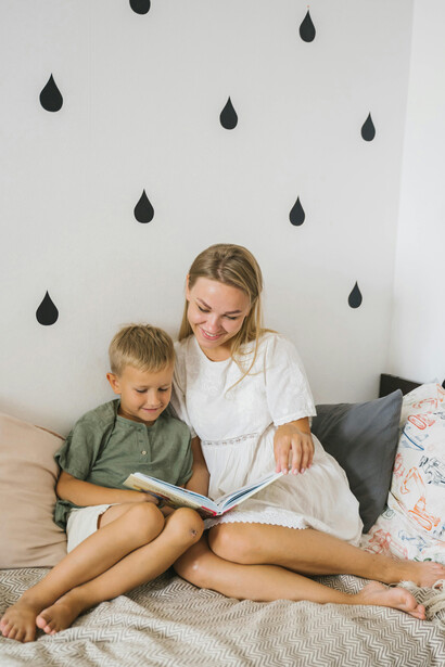 Uma mãe ensinando linguagem para seus filhos evoca a importância da comunicação desde tenra idade, conectando passado e presente