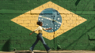 Arte urbana mostra a bandeira do Brasil