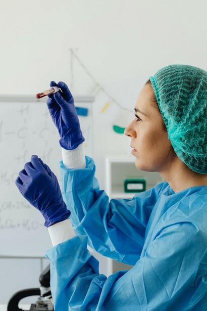 Médica administrando muestras. En el último tiempo, se alcanzaron avances significativos en el campo de las pruebas diagnósticas