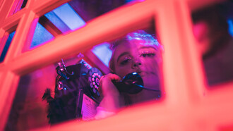 Les cabines téléphoniques de Londres. Plus de soixante bonshommes et femmes entraînés dedans et devant les cabines téléphoniques, comme l’ancienne couleur rouge pour avoir le meilleur spot dans la cabine, là où on est sûr que le téléphone sonnera