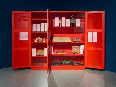 Mark Dion, Delirious toys, exhibition view. Courtesy of Bundeskunsthalle