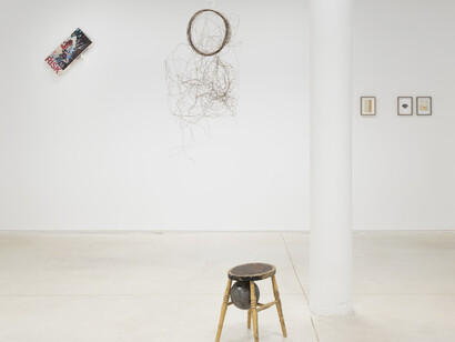 Richard Wentworth, Rearview mirror, exhibition view. Courtesy of Prats Nogueras Blanchard