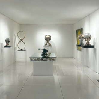 Lorenzo Quinn, I give you my heart, exhibition view. Courtesy of Contini Art Gallery