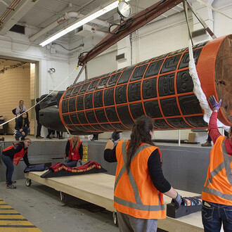 Stanley C. Hunt observe le personnel du Musée qui décharge le Monument. Comme il est gigantesque, il a fallu redoubler de soins et utiliser de l’équipement lourd pour le transporter, l’entreposer et l’exposer. Courtoisie du Musée canadien de l'histoire