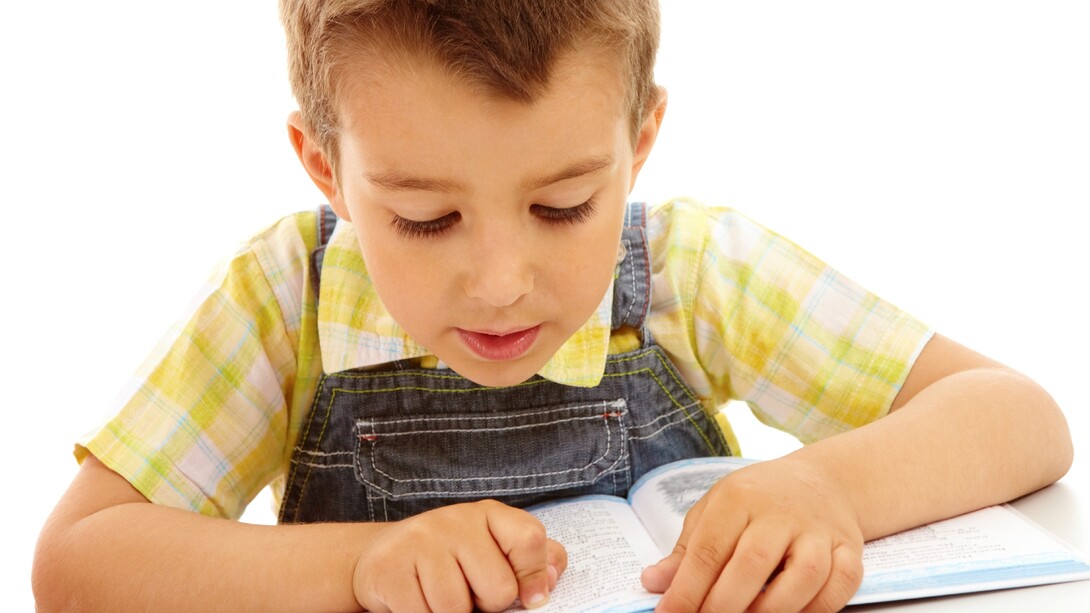 Niño aprendiendo a leer