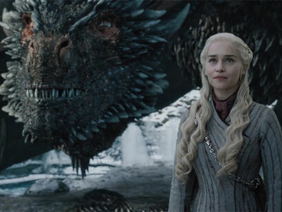 Daenerys Targaryen, personaggio de Il trono di spade. La serie assume spesso toni che si distanziano dall’epica