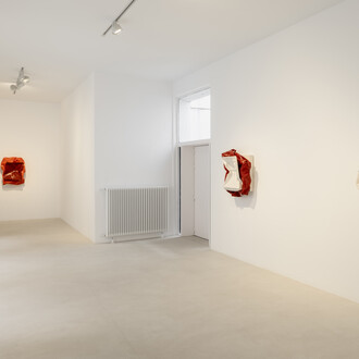 Ángela De la Cruz, Super bulto, exhibition view. Courtesy of Travesía Cuatro