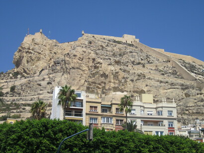 Akra Leuka (montaña o promontorio blanco), probablemente haciendo referencia al color claro-crema de la montaña del Benacantil, donde se encuentra hoy el castillo de Santa Bárbara, Alicante, España