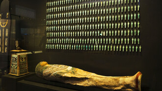 Momia de una mujer y una colección de figurillas ushabti, 2025. GEM, Meseta de Giza, Egipto