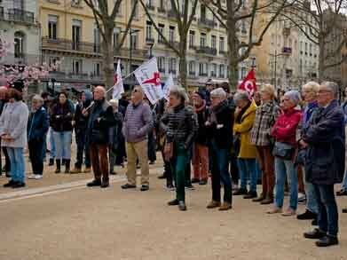 Écouter l'orateur contre le Projet de loi relative à l'asile et à l'immigration en France au cours d'une manifestation à Saint-Étienne, 25 mai 2023