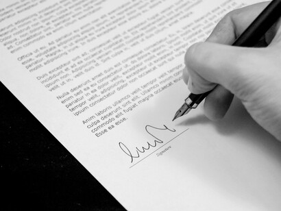 Un cliente firmando un contrato