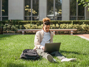 Tecnologias como IA e realidade virtual transformam a experiência educacional, oferecendo uma aprendizagem imersiva e personalizada