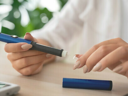 Eine Diabetes-Patientin überwacht sorgfältig ihren Blutzuckerspiegel