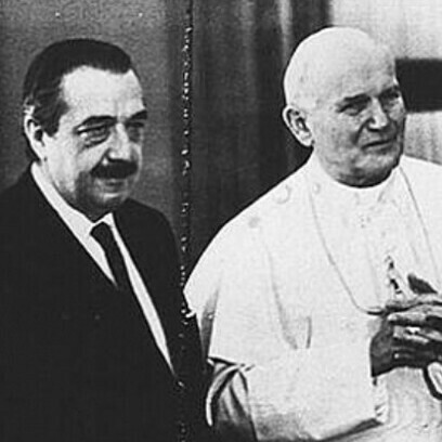 Der argentinische Präsident Raúl Alfonsín und Papst Johannes Paul II nehmen an der Unterzeichnung des Vertrags über Frieden und Freundschaft zwischen Argentinien und Chile teil