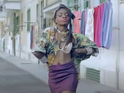 La sua musica spazia tra diversi generi, dall’hip-hop all'afrobeat, riflettendo sia la cultura italiana in cui è cresciuta sia le tradizioni musicali africane, specialmente quelle della Liberia. Qui in una scena del videoclip della sua canzone "Bunga Bunga"