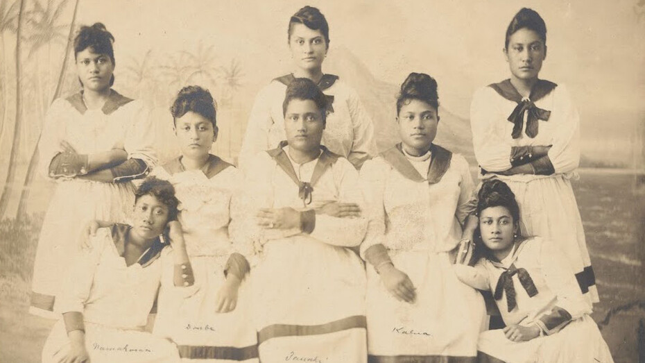 In 1893, Queen Lili`uokalani of Hawai`i sent
members of a royally chartered Hula troupe to
the World Columbian Exposition in Chicago. Courtesy of Field Museum