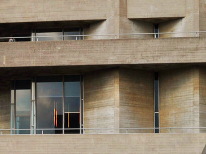 As we admire the imposing façade of the National Theatre, a performing arts venue and associated theatre company located in London, England, we are reminded of the potential for eco-friendly renovations to coexist with the bold aesthetic of Brutalism