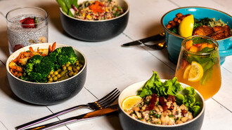 Una mesa con alimentos típicos de una dieta 'crudivegana'