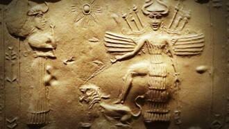 Inanna é o arquétipo primordial do feminino que desce para reencontrar a si mesma. Sua jornada não é de submissão, mas de integração: ela se despe de todos os seus poderes, enfrenta o abismo e retorna transformada. É a mãe das iniciações, a Deusa que ensina que a luz só é plena quando conhece a sombra