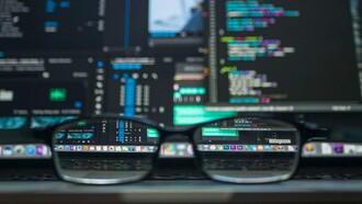 Le interruzioni che hanno colpito ChatGPT e Claude il 2 giugno 2026 hanno mostrato una realtà spesso trascurata: l'intelligenza artificiale non vive nel cloud astratto delle nostre immaginazioni, ma dipende da infrastrutture materiali estremamente fragili e costose