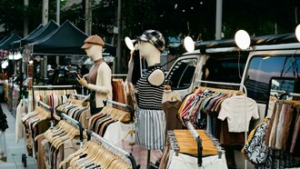 Em resposta à saturação do mercado globalizado e à despersonalização da oferta, cresce o interesse por marcas que produzem de forma responsável, respeitando o ritmo de trabalho e valorizando o saber-fazer artesanal. Esta proximidade entre quem cria e quem consome fortalece a confiança e contribui para uma relação mais humana com a moda. Em Portugal, esta tendência traduz-se no fortalecimento de projectos independentes e ateliers que combinam tradição, inovação e identidade contemporânea