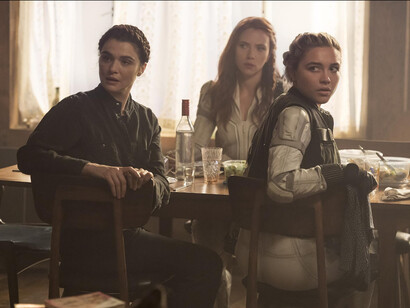 Rachel Weisz, Scarlett Johansson y Florence Pugh en "Viuda Negra" (2021). El male gaze busca complacer la mirada masculina