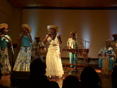 María Faustina Orobio Solís cantando al centro de su espectáculo y mostrando el mundo fascinante de los cantos tradicionales del Pacífico sur de Colombia, fotografía de Lucho Osorio Páez (Resistencia Music), Colombia